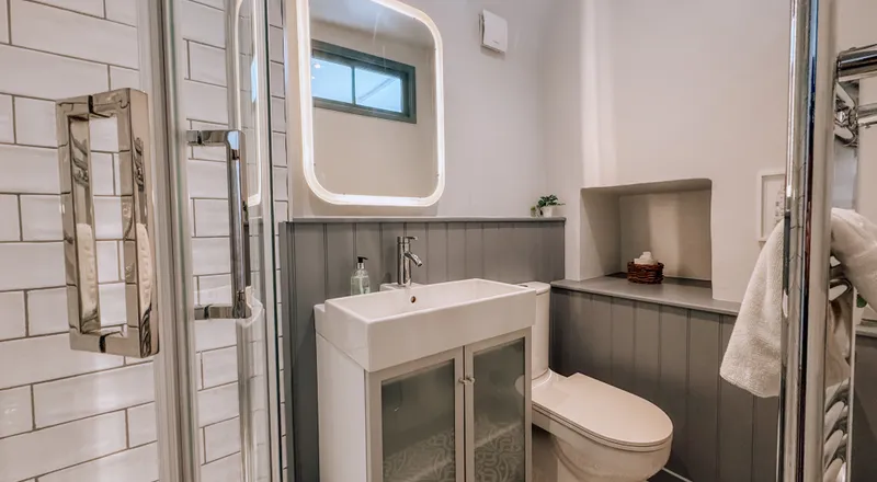Monmouth apartment bathroom